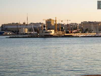 ...i lavori sono in atto sul �Pizzoli�, molo che chiude l�ansa a nord-est